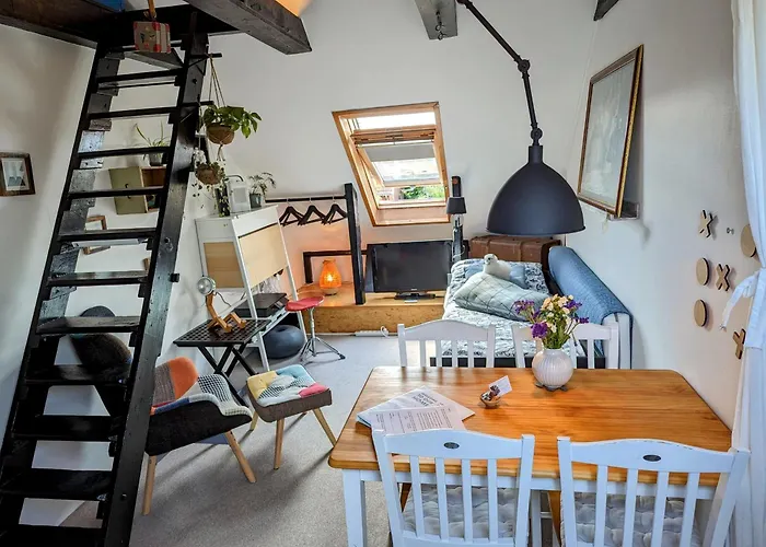 Cozy Haven - Bright Small Rooms, Easy Public Transport